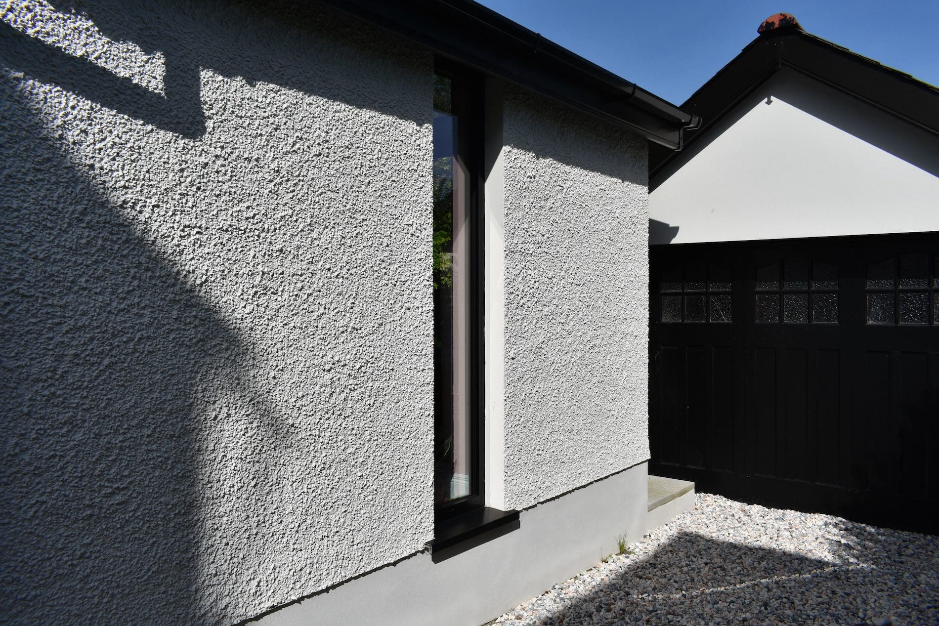 Black full length fixed pane and roofline