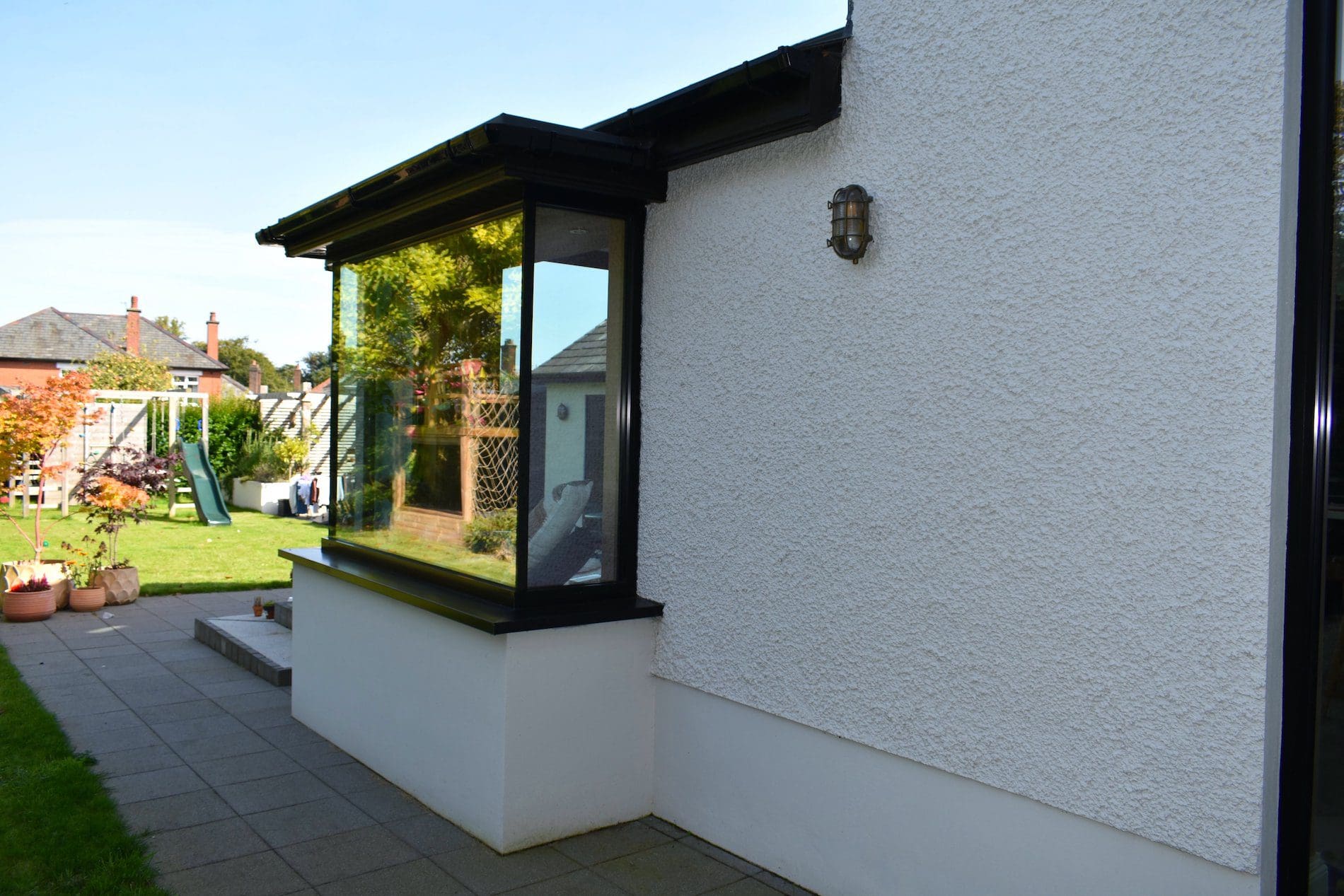 Frameless oriel window